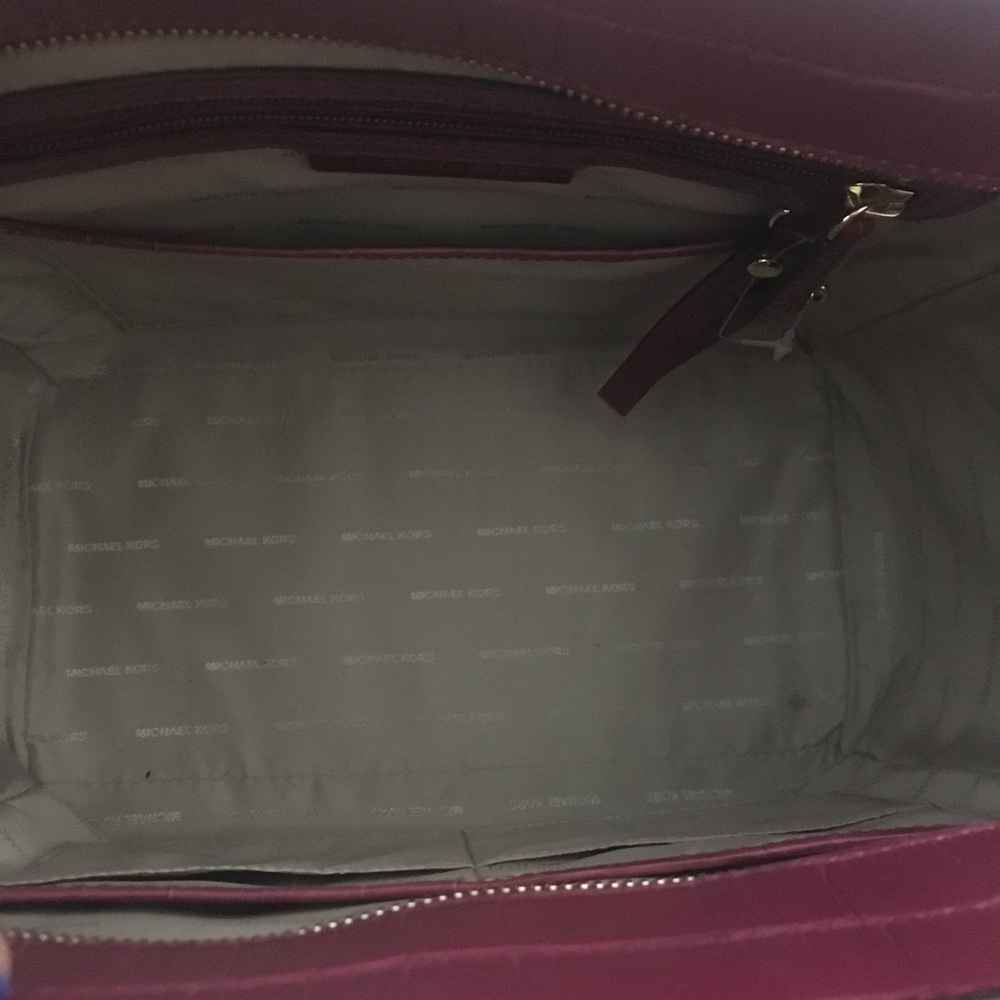 Micheal Kors Tote - Picture 2 of 4